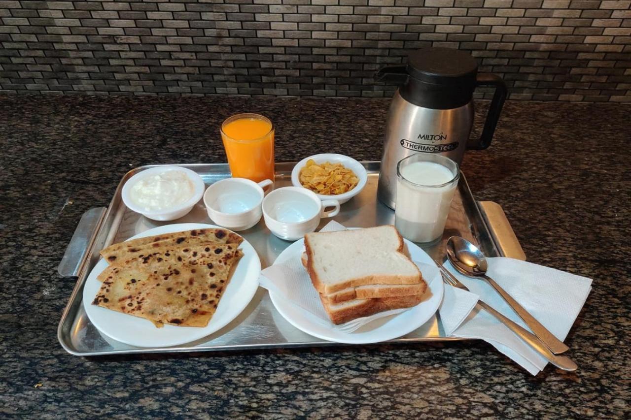 Hotel Radhe Continental Nainital Kültér fotó